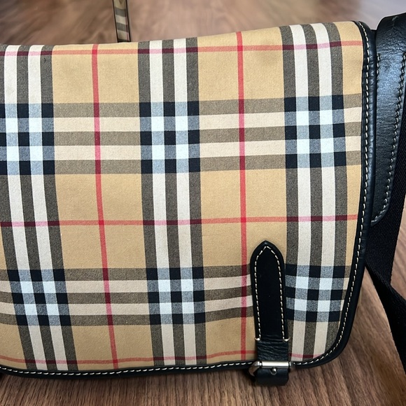 A212 - ๐ฏ % authentic Burberry messenger crossbody bag - Picture 5 of 16